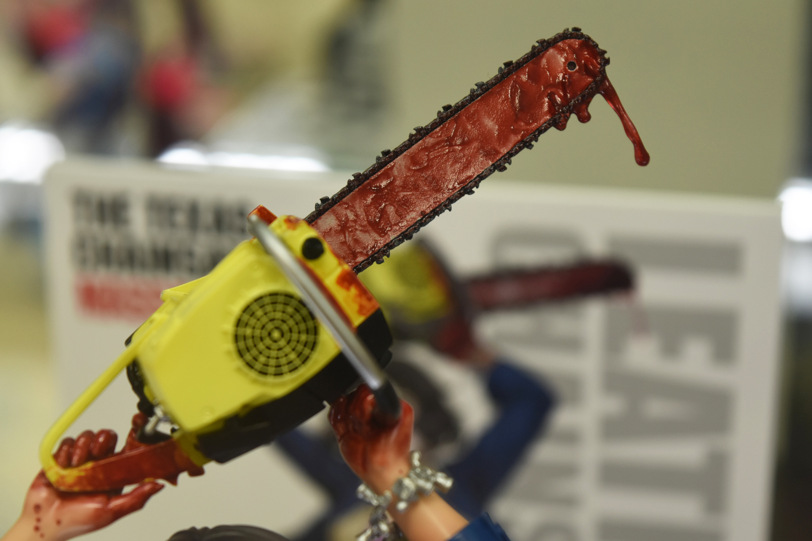 チェーンソーにこびり付く血もリアル