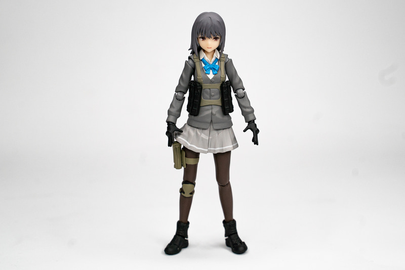 私立古流高校特殊戦科の制服をベースに、予備マガジンを装備。右足にはホルスターと二―パッドのオプションがついている。また、素足ではなくストッキング履いている仕様だ