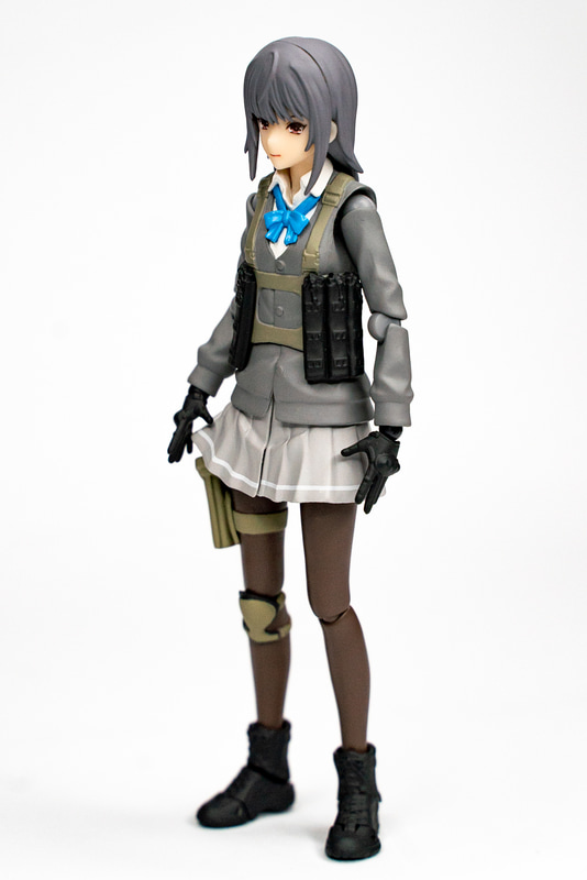 私立古流高校特殊戦科の制服をベースに、予備マガジンを装備。右足にはホルスターと二―パッドのオプションがついている。また、素足ではなくストッキング履いている仕様だ