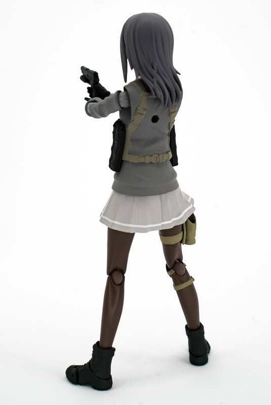 銃の両手持ちもしっかり決まる