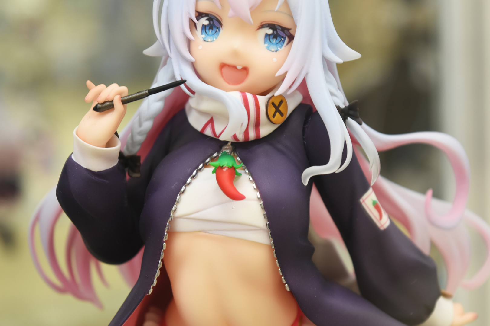 胸元だけでなく、服にも唐辛子のプリントが