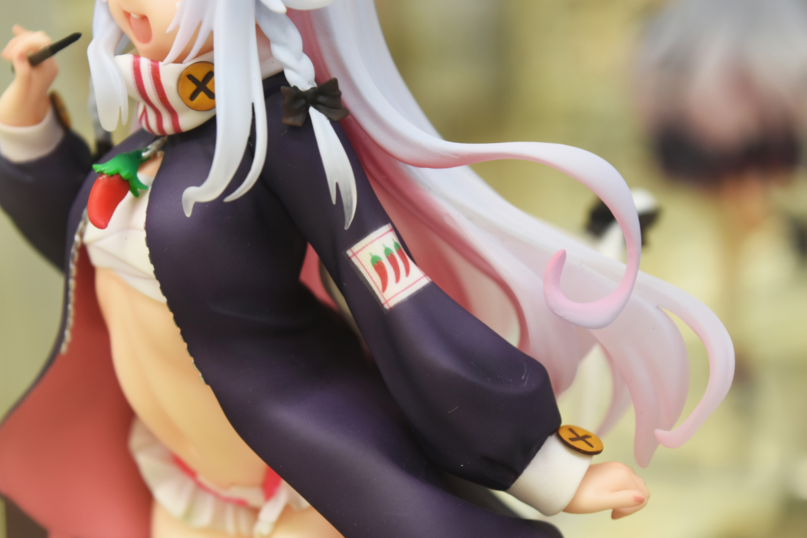 胸元だけでなく、服にも唐辛子のプリントが