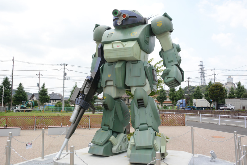 東京都稲城市東長沼のJR長沼駅に設置されている「スコープドッグ」の立像。ファンならば一度は見ておきたいところだ