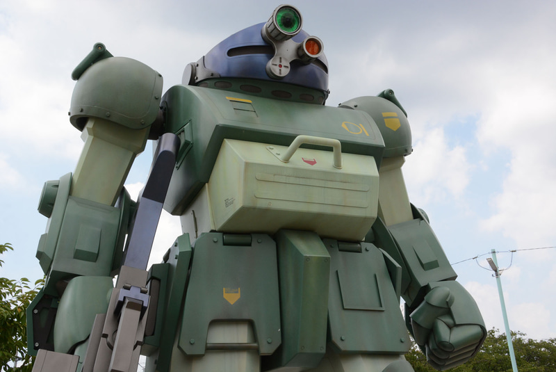 東京都稲城市東長沼のJR長沼駅に設置されている「スコープドッグ」の立像。ファンならば一度は見ておきたいところだ