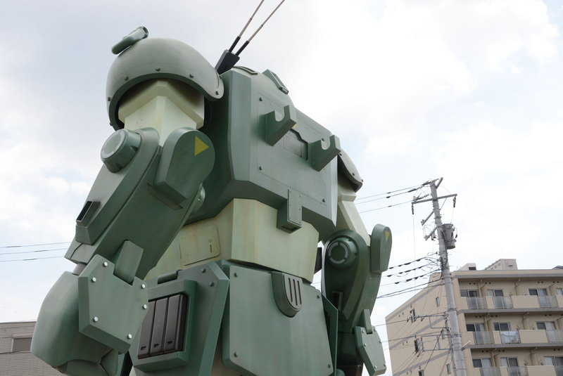 東京都稲城市東長沼のJR長沼駅に設置されている「スコープドッグ」の立像。ファンならば一度は見ておきたいところだ