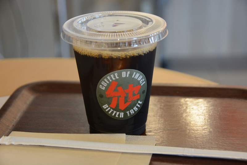 ラベル、味にこだわった“苦いコーヒー”。劇中には登場しない飲み物を作ってしまうところが面白い