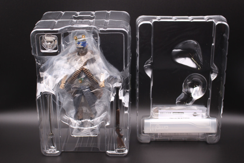 ブリスターは2枚。付属品は少なめだ。もちろんfigma標準のスタンドも付属する