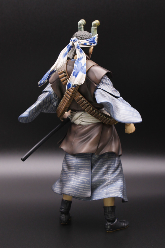 こちらは背面。乱れた着衣も上手く表現されている。安定感は低めなので、スタンドの仕様を勧める