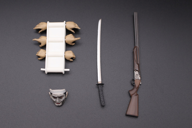 交換用の手首、刀、猟銃、交換用の顔が付属する