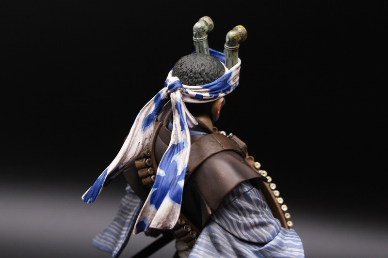 頭に巻いた手ぬぐいには、藍染めの桜らしきの花の形が見える