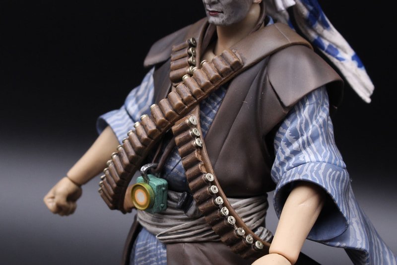 弾帯の薬莢も1つ1つ塗装されている。使用されたように何発か抜けているのも芸が細かい