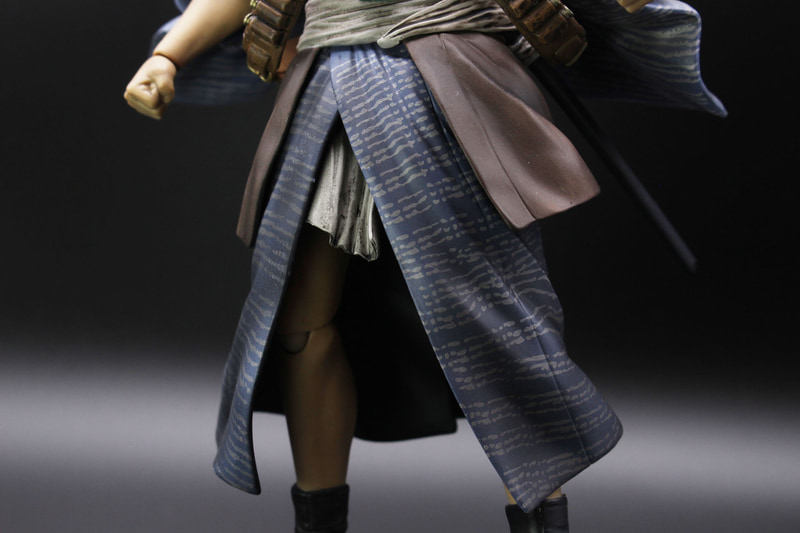 股の間にはふんどしが垂れ下がっている。着物のストライプの自然さもいい