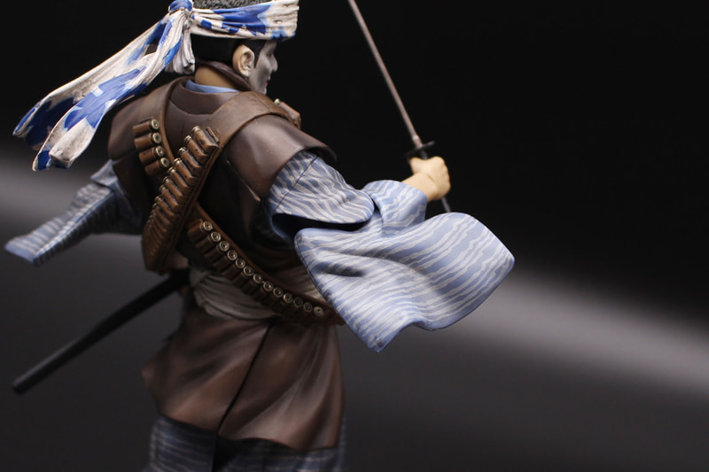 袖のパーツはかみ合わせるように造形されていて、ヒジの角度に合わせて可動する