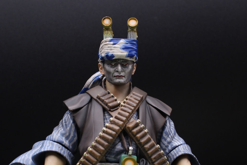 化粧なのか顔色なのかはわからない、不気味に白くなった顔。演者の山崎努さんにも似ている