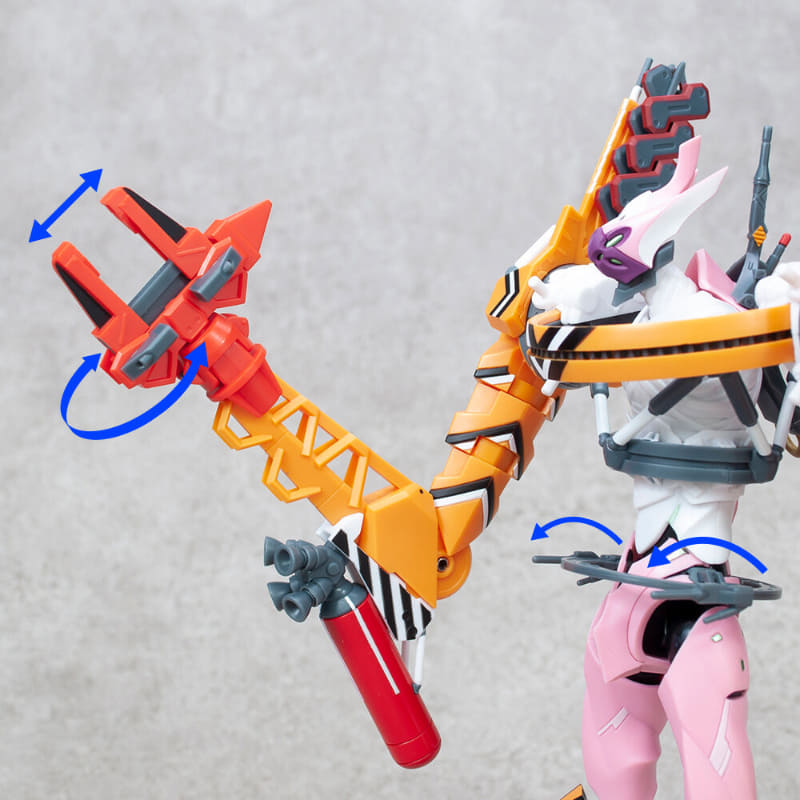 工具のような形状を持つアーム先端の爪には、開閉および基部で回転する機構を搭載。 両腰の装備も回転し、角度を変えることができる