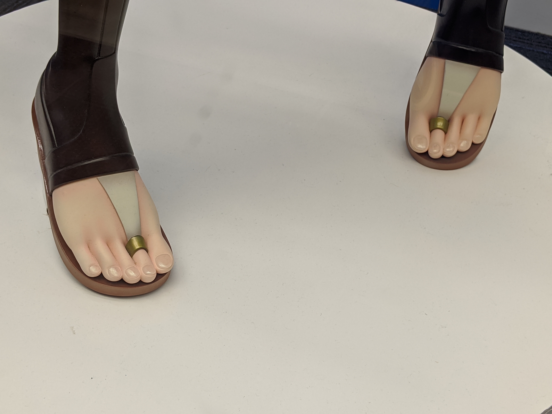 ちゃんと足の爪にはペディキュアが塗られている。オシャレ