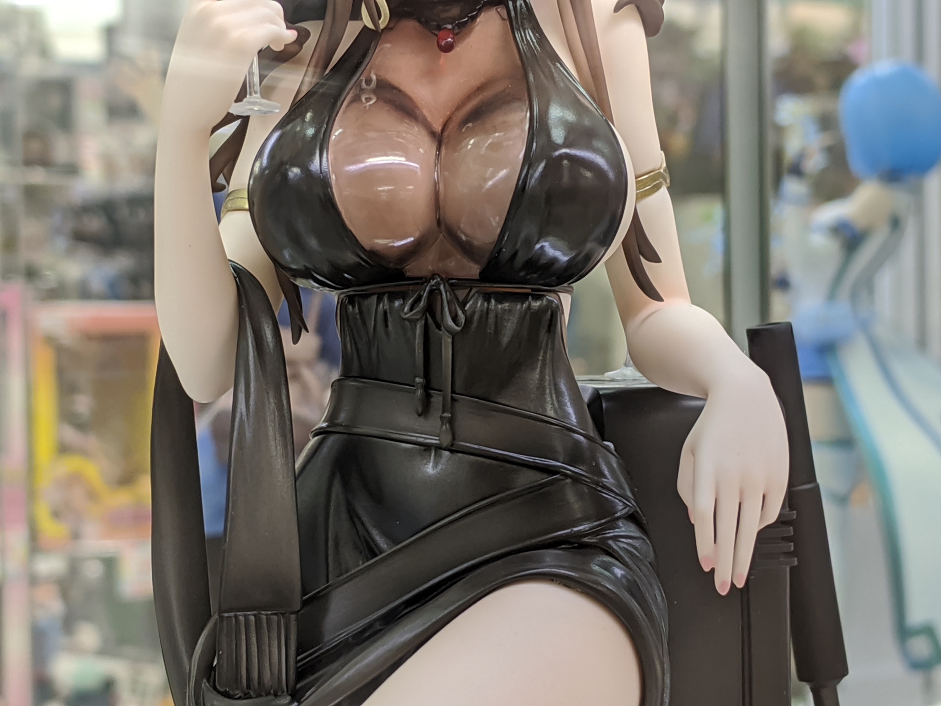 センター部分はクリアパーツ。谷間が、谷間が