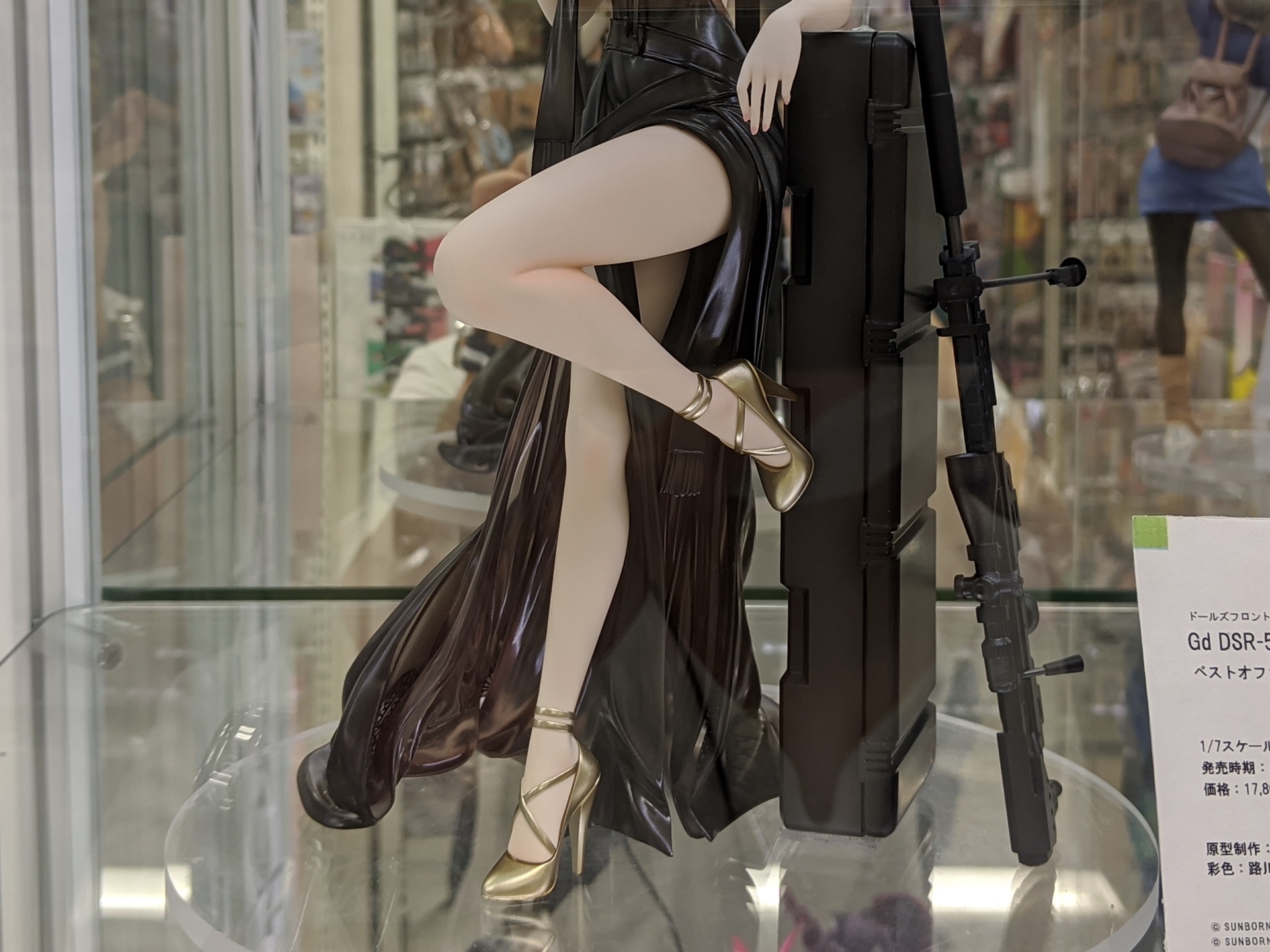 すらりと伸びたお御足。左足の描くラインは極めてセクシー