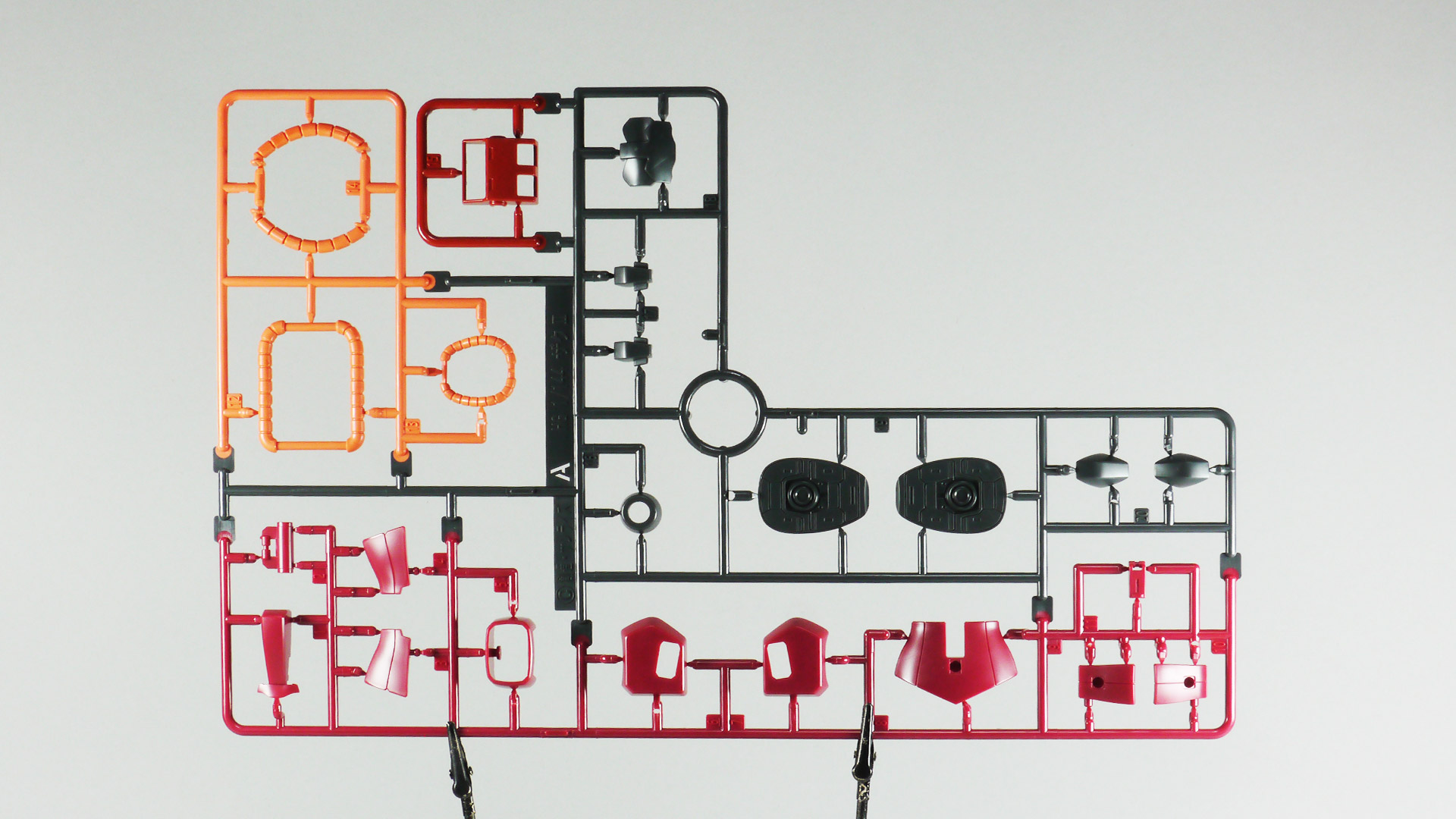 軟質素材の腰アーマーパーツは持つだけでぶらぶらです。武器類のEランナーは「HGUC 1/144 MS-06R+ザクII」とあるのでこれは他のプラモデルと共用ランナーです