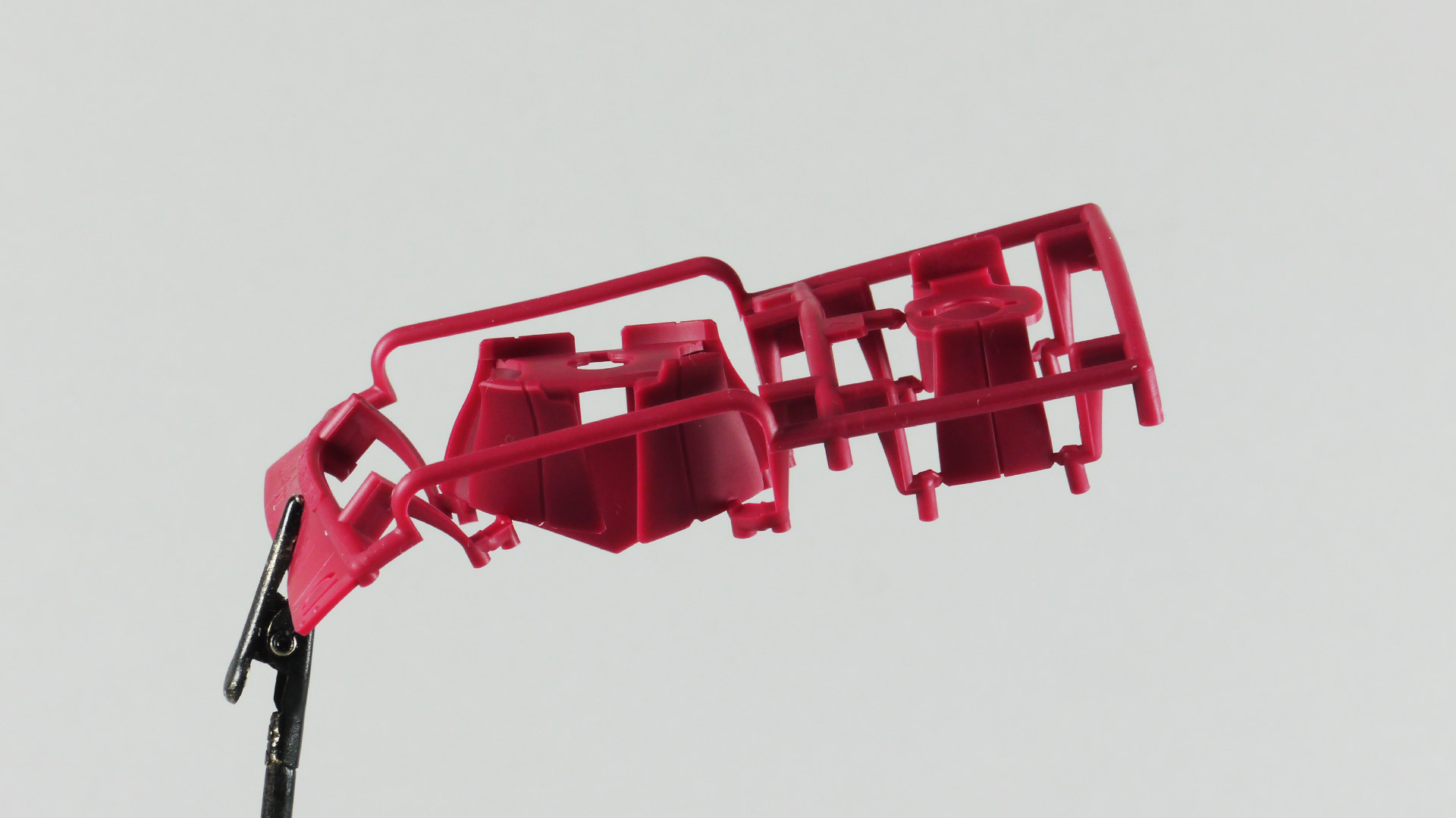 軟質素材の腰アーマーパーツは持つだけでぶらぶらです。武器類のEランナーは「HGUC 1/144 MS-06R+ザクII」とあるのでこれは他のプラモデルと共用ランナーです