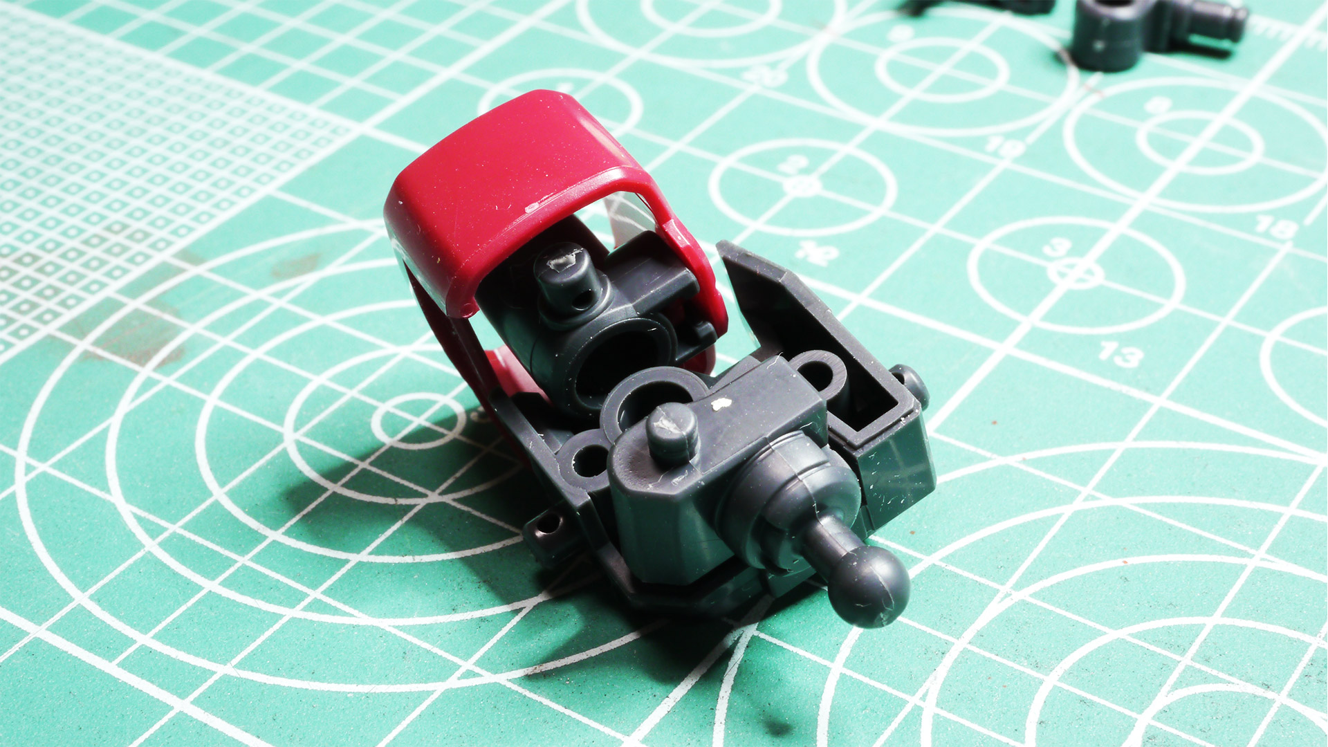 胴体部に左右スイング機構を持っていて、首の基部もだいぶ動かせそうです