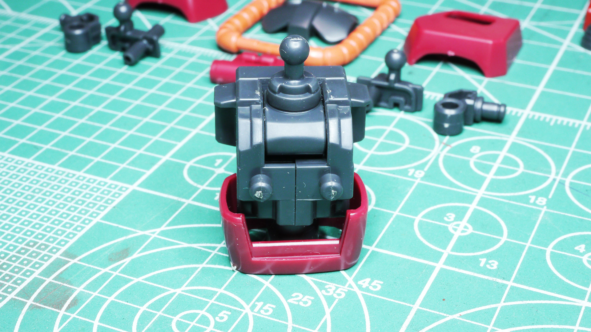 胴体部に左右スイング機構を持っていて、首の基部もだいぶ動かせそうです