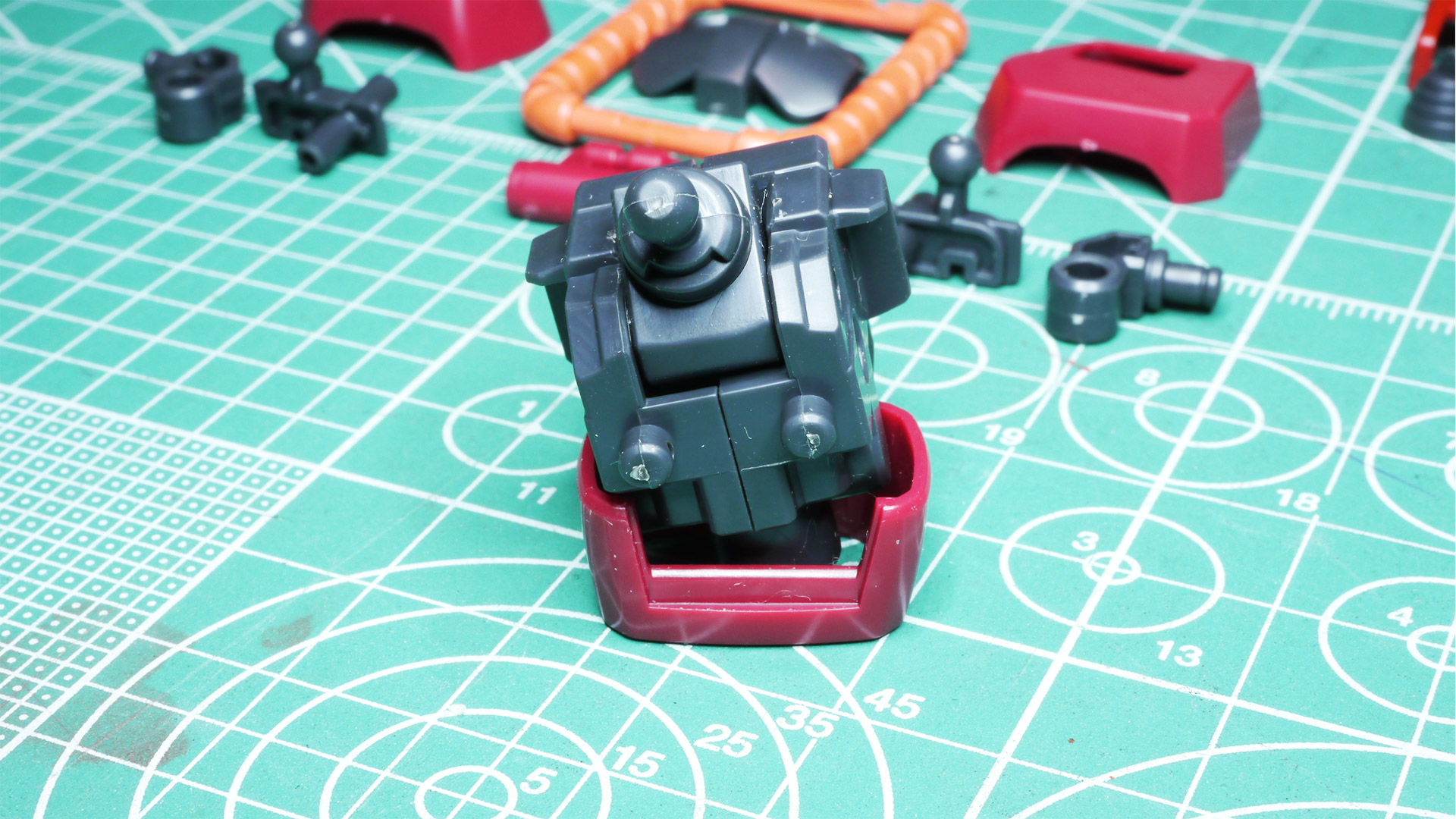 胴体部に左右スイング機構を持っていて、首の基部もだいぶ動かせそうです