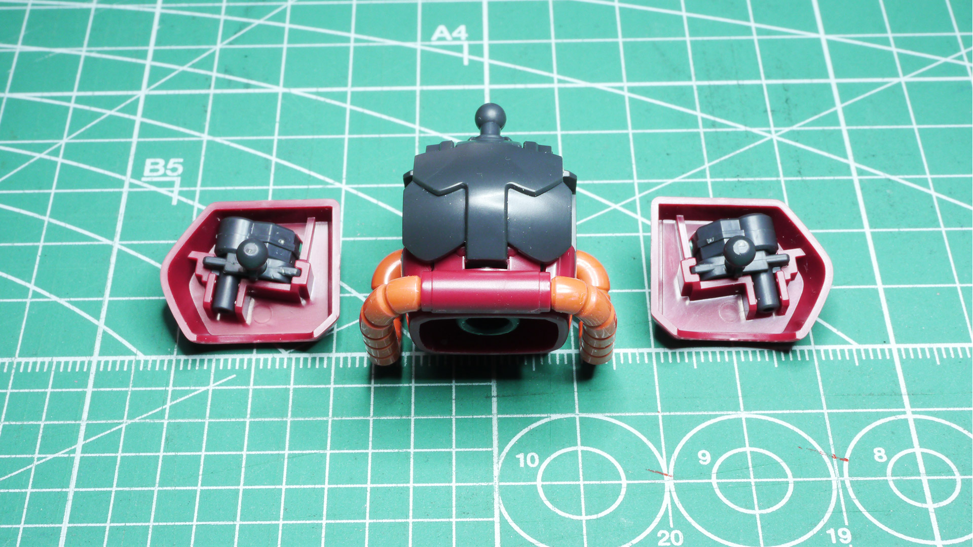 肩部の上下回転機構はこれも劇中の表現をするための機構にも感じます。この回転機構はぜひMGクラスの大きさでパワーアップした機構として見てみたいです