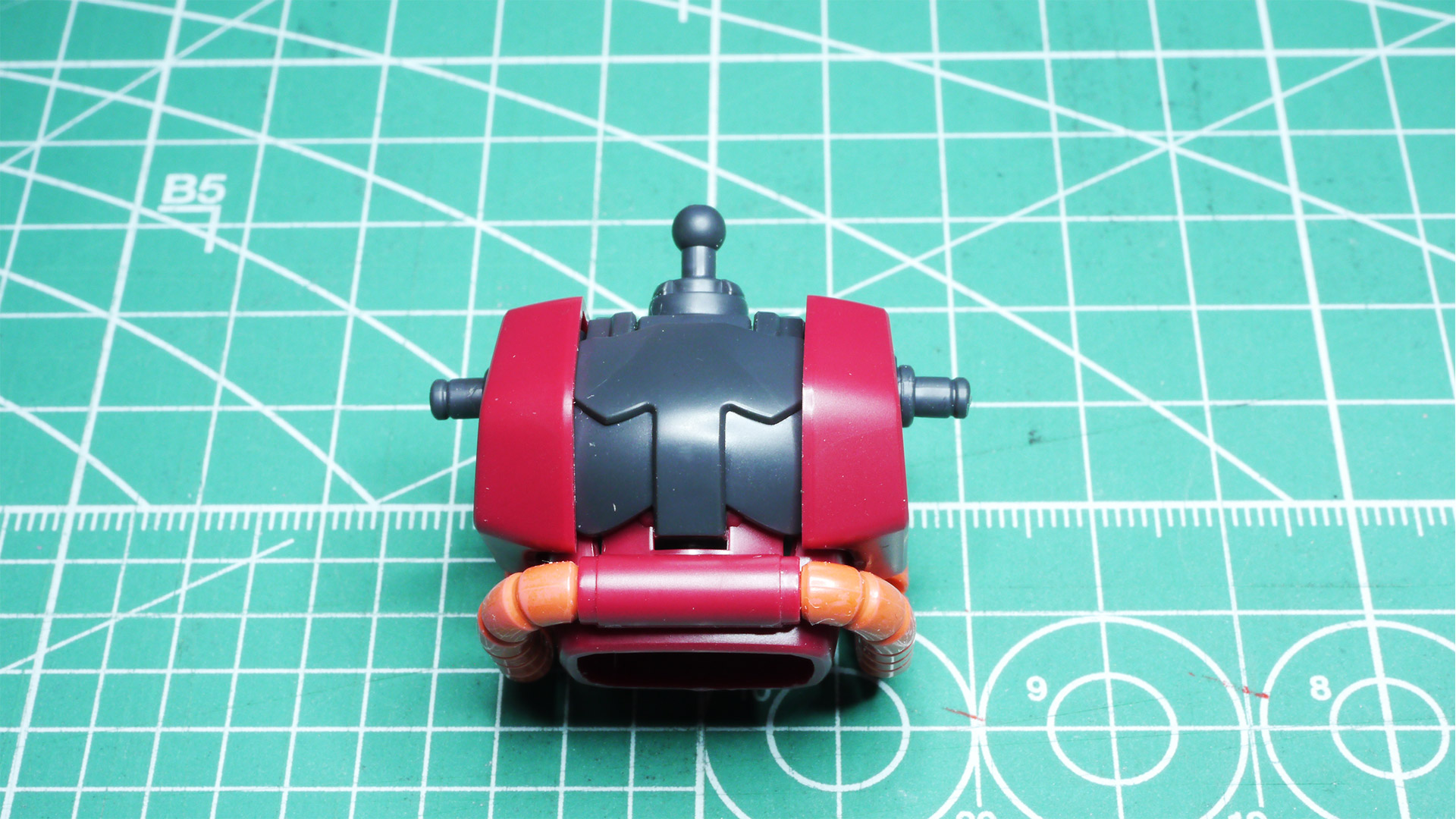 肩部の上下回転機構はこれも劇中の表現をするための機構にも感じます。この回転機構はぜひMGクラスの大きさでパワーアップした機構として見てみたいです