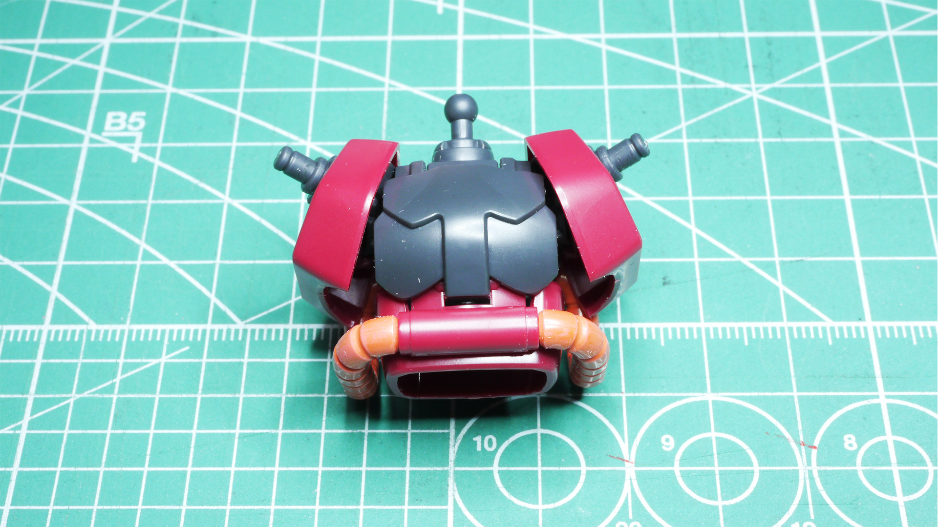 肩部の上下回転機構はこれも劇中の表現をするための機構にも感じます。この回転機構はぜひMGクラスの大きさでパワーアップした機構として見てみたいです