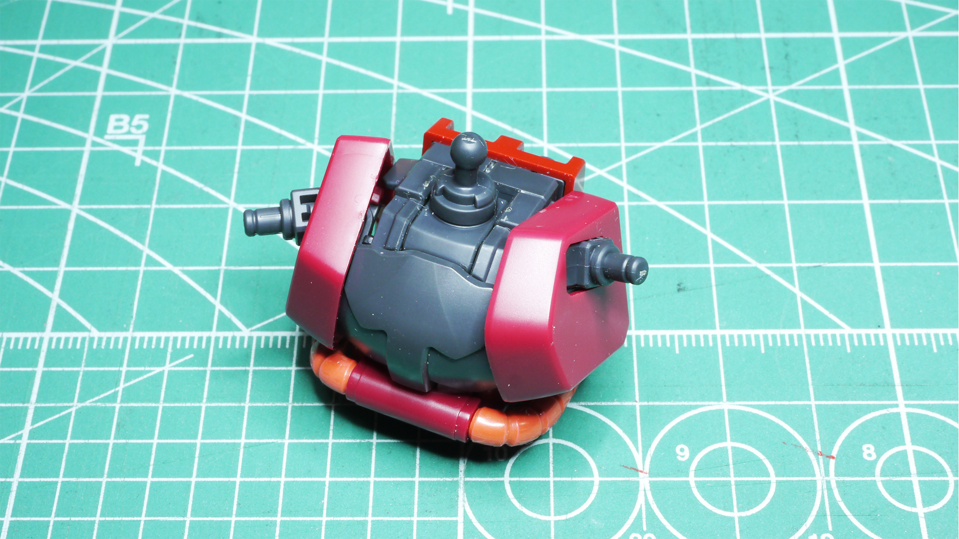 肩部の上下回転機構はこれも劇中の表現をするための機構にも感じます。この回転機構はぜひMGクラスの大きさでパワーアップした機構として見てみたいです