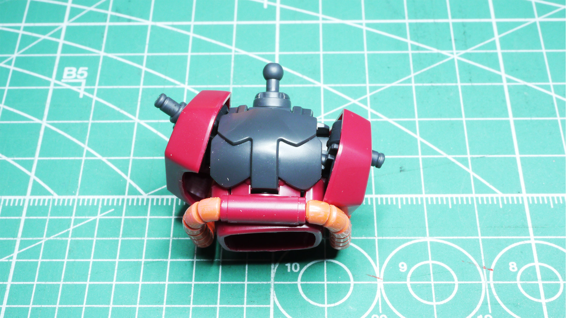 肩部の上下回転機構はこれも劇中の表現をするための機構にも感じます。この回転機構はぜひMGクラスの大きさでパワーアップした機構として見てみたいです