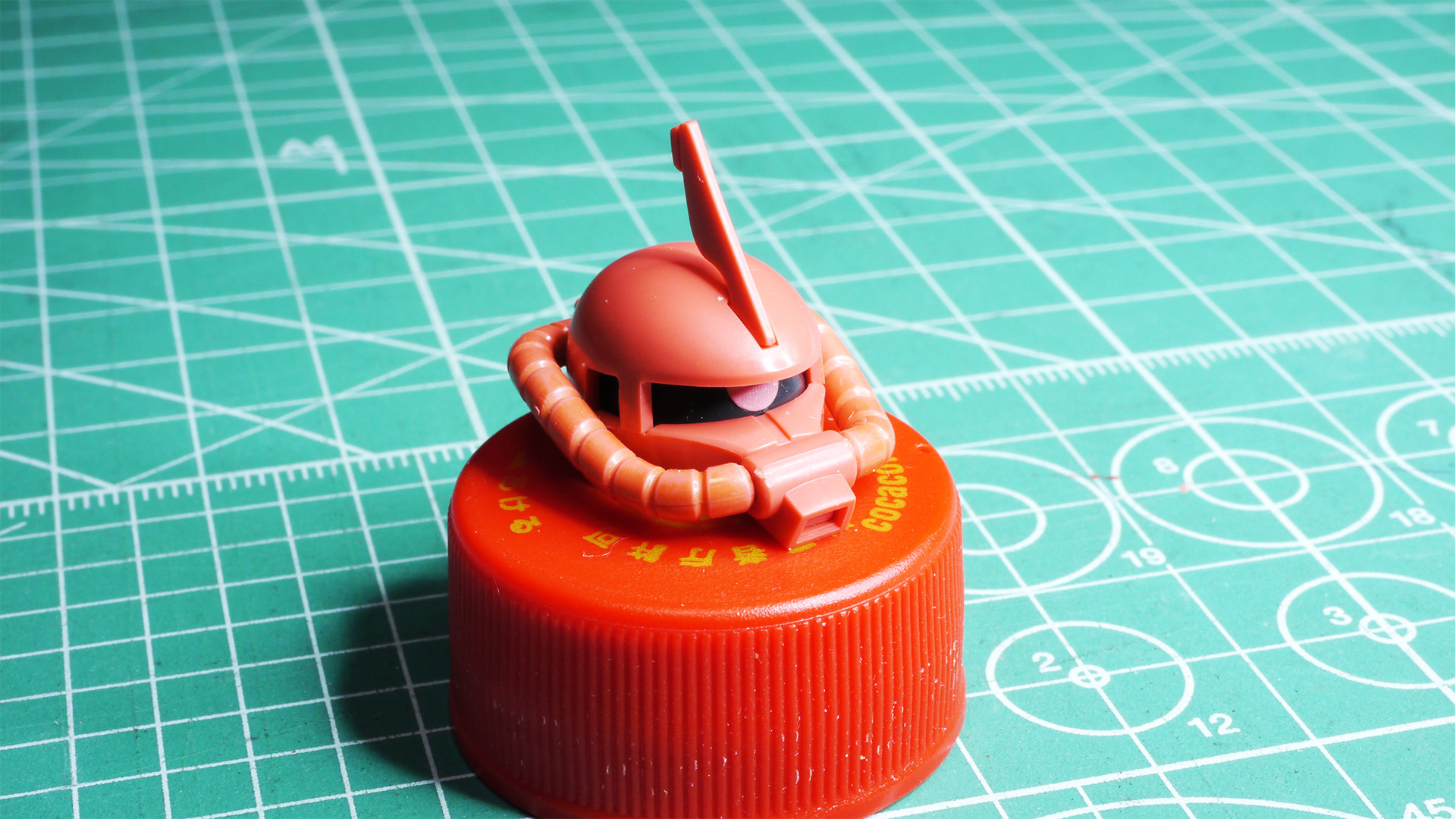 モノアイを動かしてみたらカッコイイ“睨み”をきかせられます。“モノアイ”って一発でキャラクター性が一段上がる優れたデザインだと思います