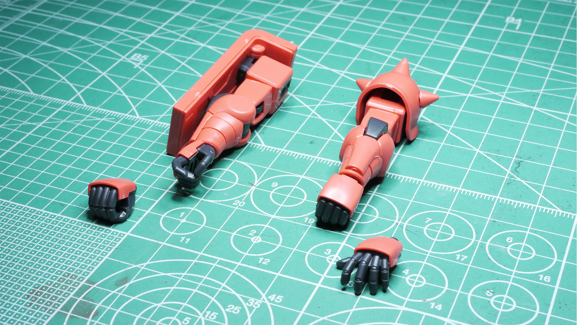 肩部の引き出し式の関節の効果も合わさって、必殺技への溜めポーズとか腕が組めるんじゃないかと思わせてくれるほどの可動性能です