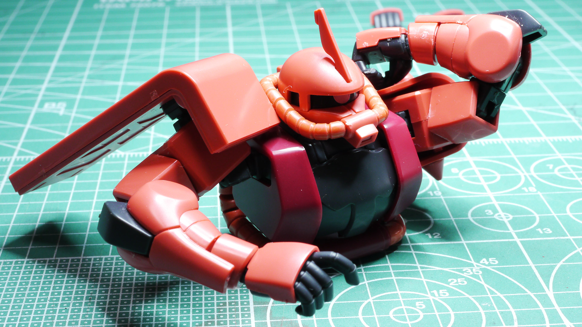 肩部の引き出し式の関節の効果も合わさって、必殺技への溜めポーズとか腕が組めるんじゃないかと思わせてくれるほどの可動性能です