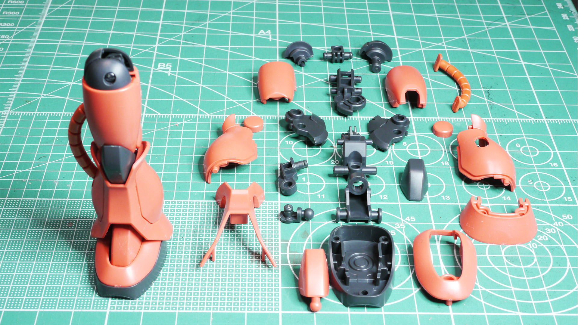 今回のHGザクでは脚部が一番部品数が多い部位となります。パーツをきれいに切り出せばカッチリはまって気持ちがいいです