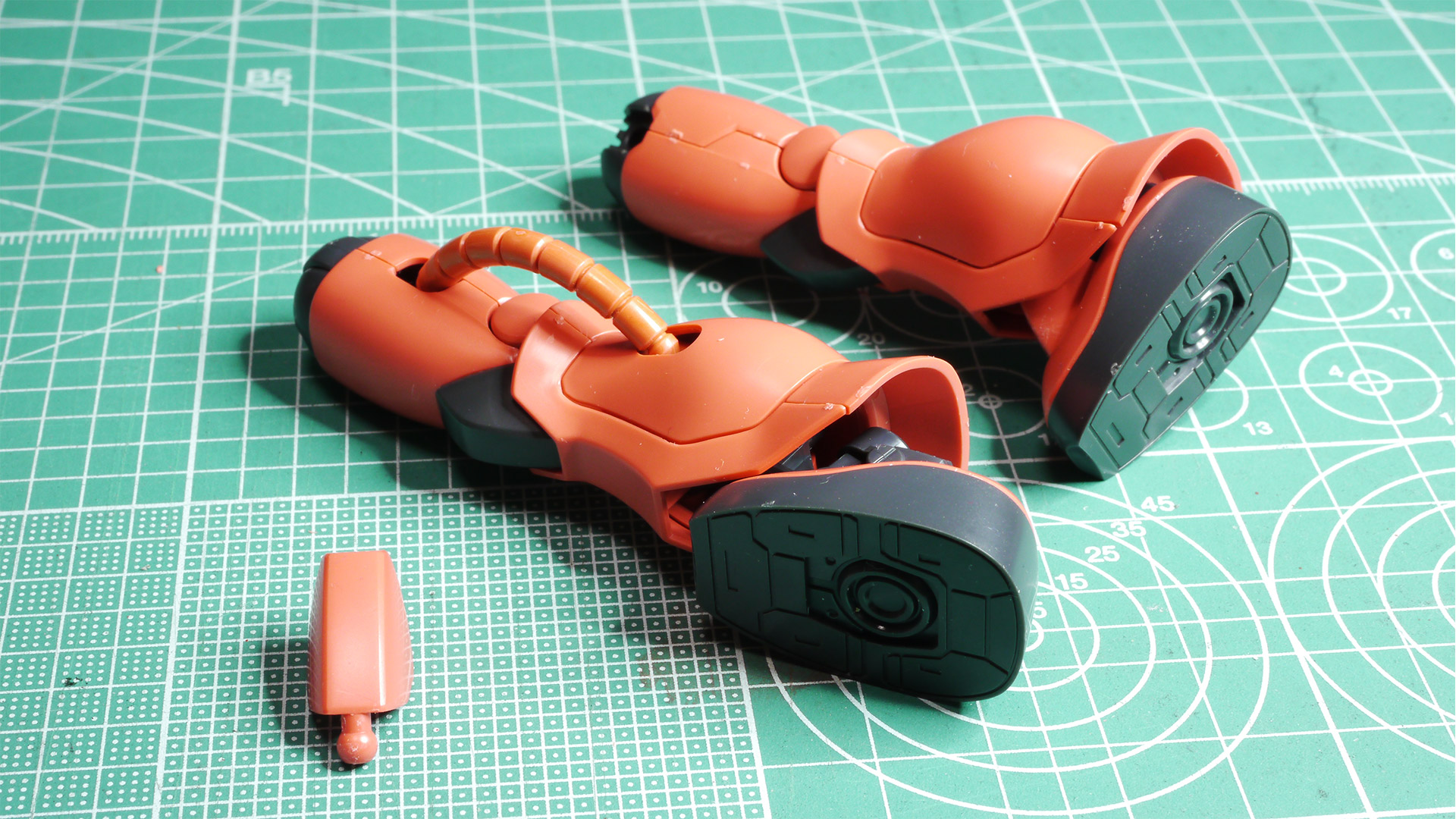 だいぶ密度感が高く見えるヒザ折り曲げ状態はザクのむっちりしたデザインを際立たせてくれています。なお、足首は足の甲の装甲を外すとさらに前傾ができました