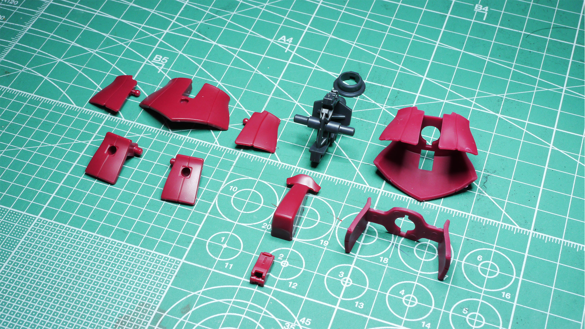 TPEはぐねぐね曲がってくれます。自然なボディラインや脚部の可動へ追従してくれます。個人的には、腰アーマーの関節をTPEにして、アーマー自体はPSになるとイメージがよくなると思いました