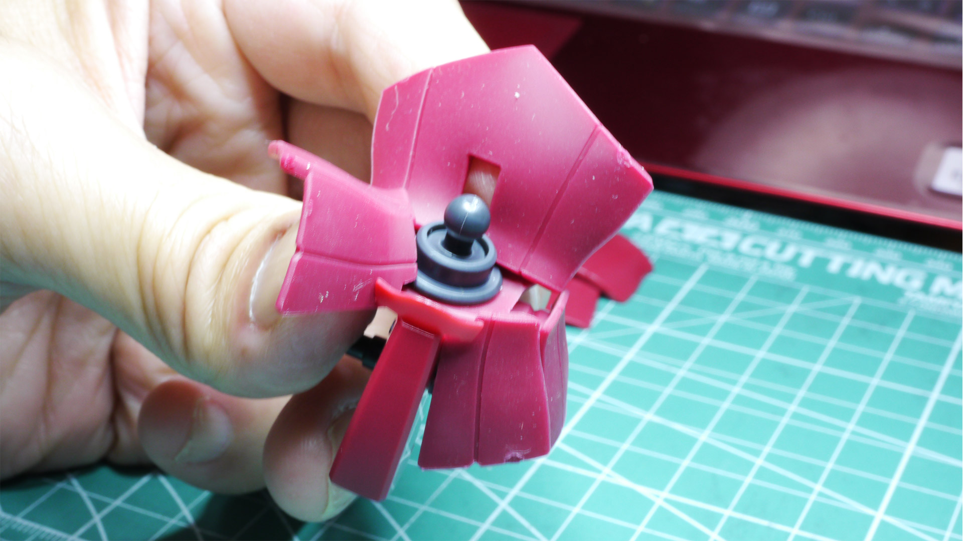 TPEはぐねぐね曲がってくれます。自然なボディラインや脚部の可動へ追従してくれます。個人的には、腰アーマーの関節をTPEにして、アーマー自体はPSになるとイメージがよくなると思いました