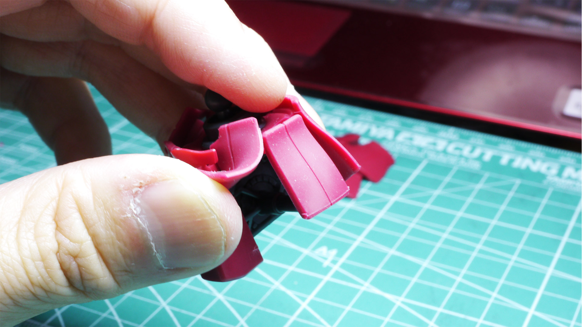 TPEはぐねぐね曲がってくれます。自然なボディラインや脚部の可動へ追従してくれます。個人的には、腰アーマーの関節をTPEにして、アーマー自体はPSになるとイメージがよくなると思いました