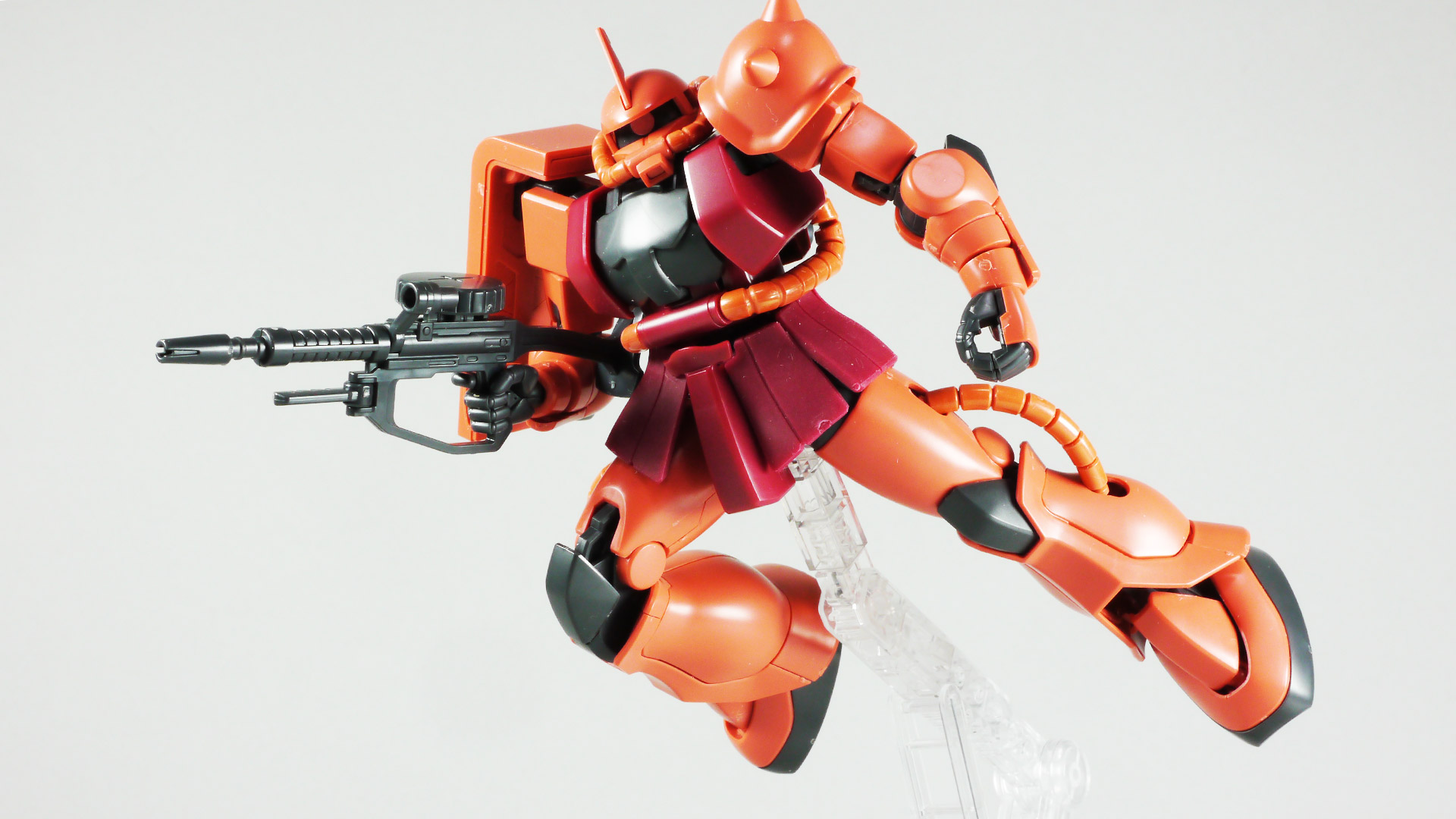 TPE素材だと脚がとても上がります！シャアザクのキックもやりすぎなくらい決まりますし、スパイクアーマーアタックも喰らったら痛そうです。ええいっ連邦のモビルスーツは化け物か！