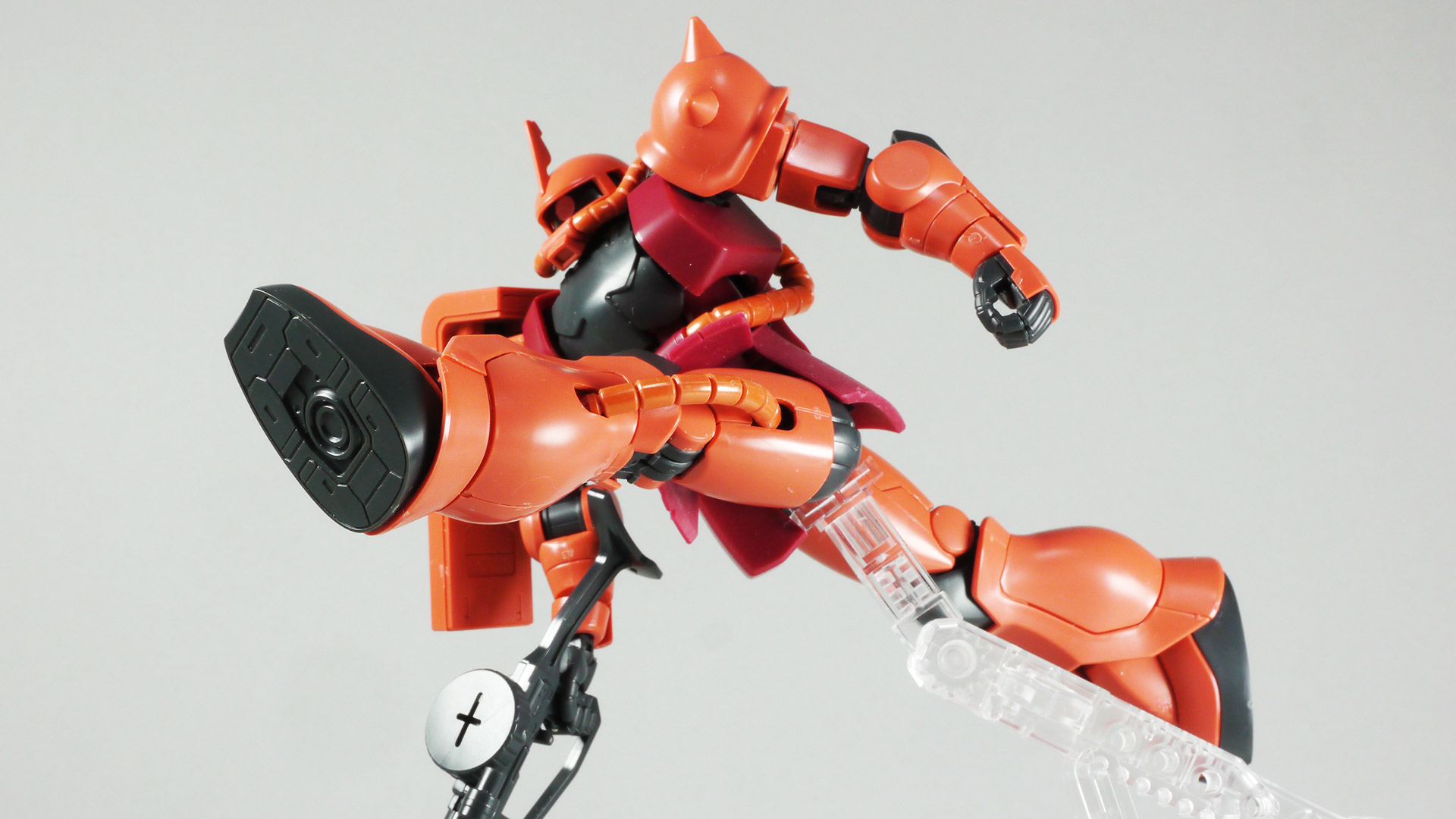 TPE素材だと脚がとても上がります！シャアザクのキックもやりすぎなくらい決まりますし、スパイクアーマーアタックも喰らったら痛そうです。ええいっ連邦のモビルスーツは化け物か！