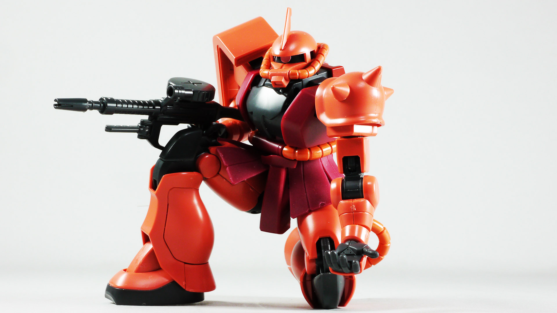 TPE素材だと脚がとても上がります！シャアザクのキックもやりすぎなくらい決まりますし、スパイクアーマーアタックも喰らったら痛そうです。ええいっ連邦のモビルスーツは化け物か！