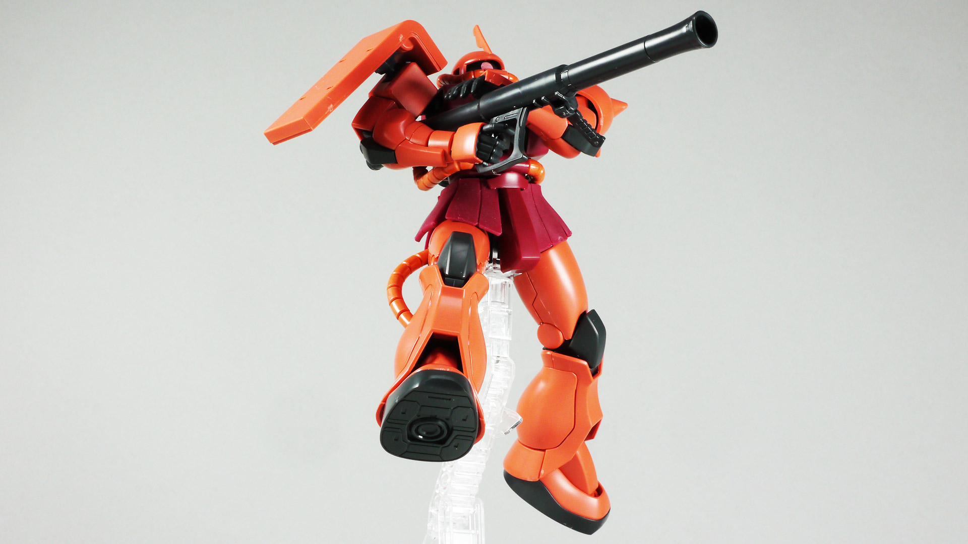 TPE素材だと脚がとても上がります！シャアザクのキックもやりすぎなくらい決まりますし、スパイクアーマーアタックも喰らったら痛そうです。ええいっ連邦のモビルスーツは化け物か！