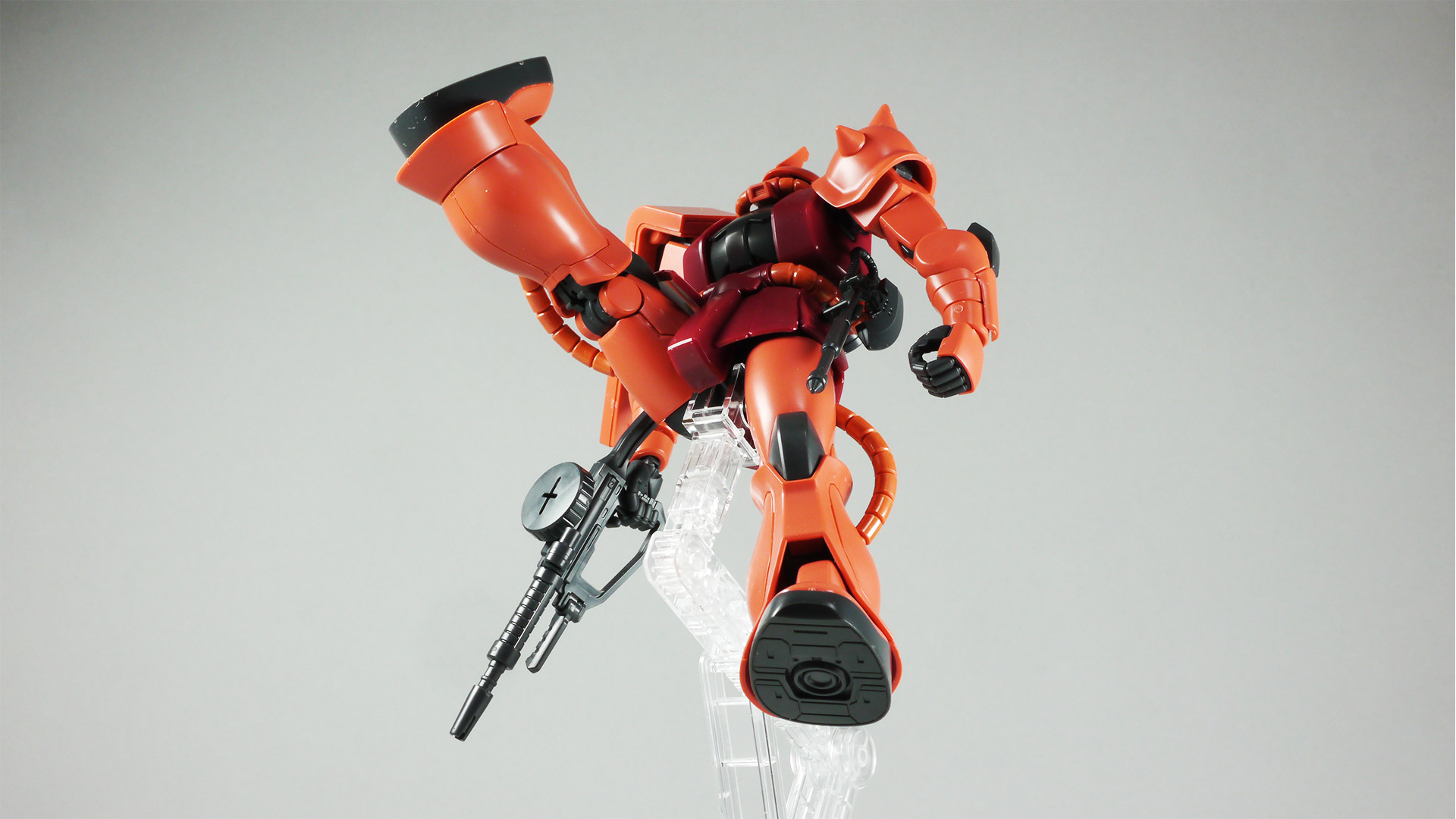 PS素材でもTPE素材に負けないくらい脚が上げられました。その分フロントアーマーはポロリしやすいので注意が必要です。素材でパーツのツヤが違うので気になる人は水性のつや消しクリアで整えると一段とカッコよくなりそうです