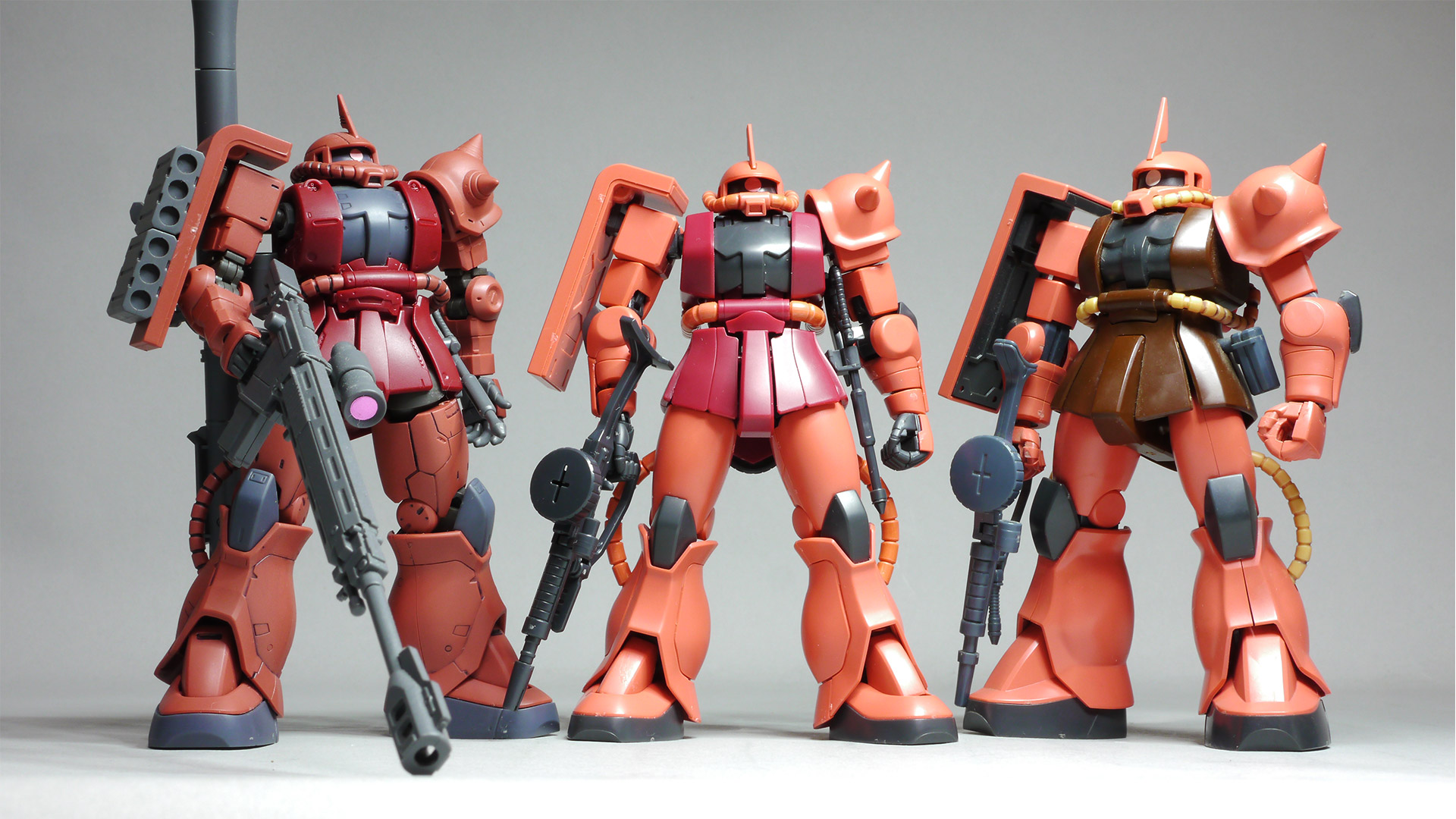 中央が今回の「HG 1/144 シャア専用ザクII」、向かって右が初期HG版、向かって左が「THE ORIGIN」版です。新HGは初期HGよりプロポーションバランスが調整されて頭部も小さくなっているようです。ORIGIN版はまた別のアプローチでイマドキな感じですね。※ORIGIN版はスミ入れしてつや消しクリアーでコーティングされています