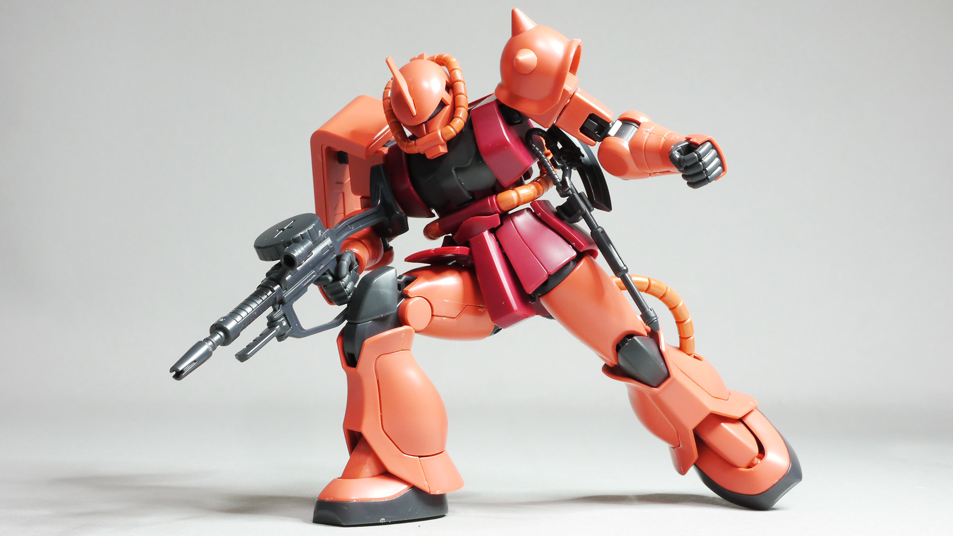 PS素材でもTPE素材に負けないくらい脚が上げられました。その分フロントアーマーはポロリしやすいので注意が必要です。素材でパーツのツヤが違うので気になる人は水性のつや消しクリアで整えると一段とカッコよくなりそうです