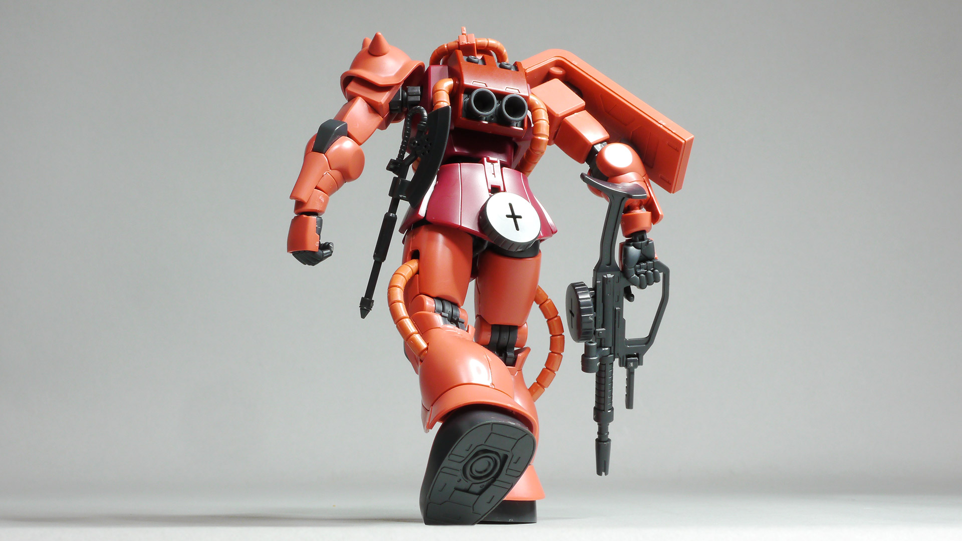 PS素材でもTPE素材に負けないくらい脚が上げられました。その分フロントアーマーはポロリしやすいので注意が必要です。素材でパーツのツヤが違うので気になる人は水性のつや消しクリアで整えると一段とカッコよくなりそうです