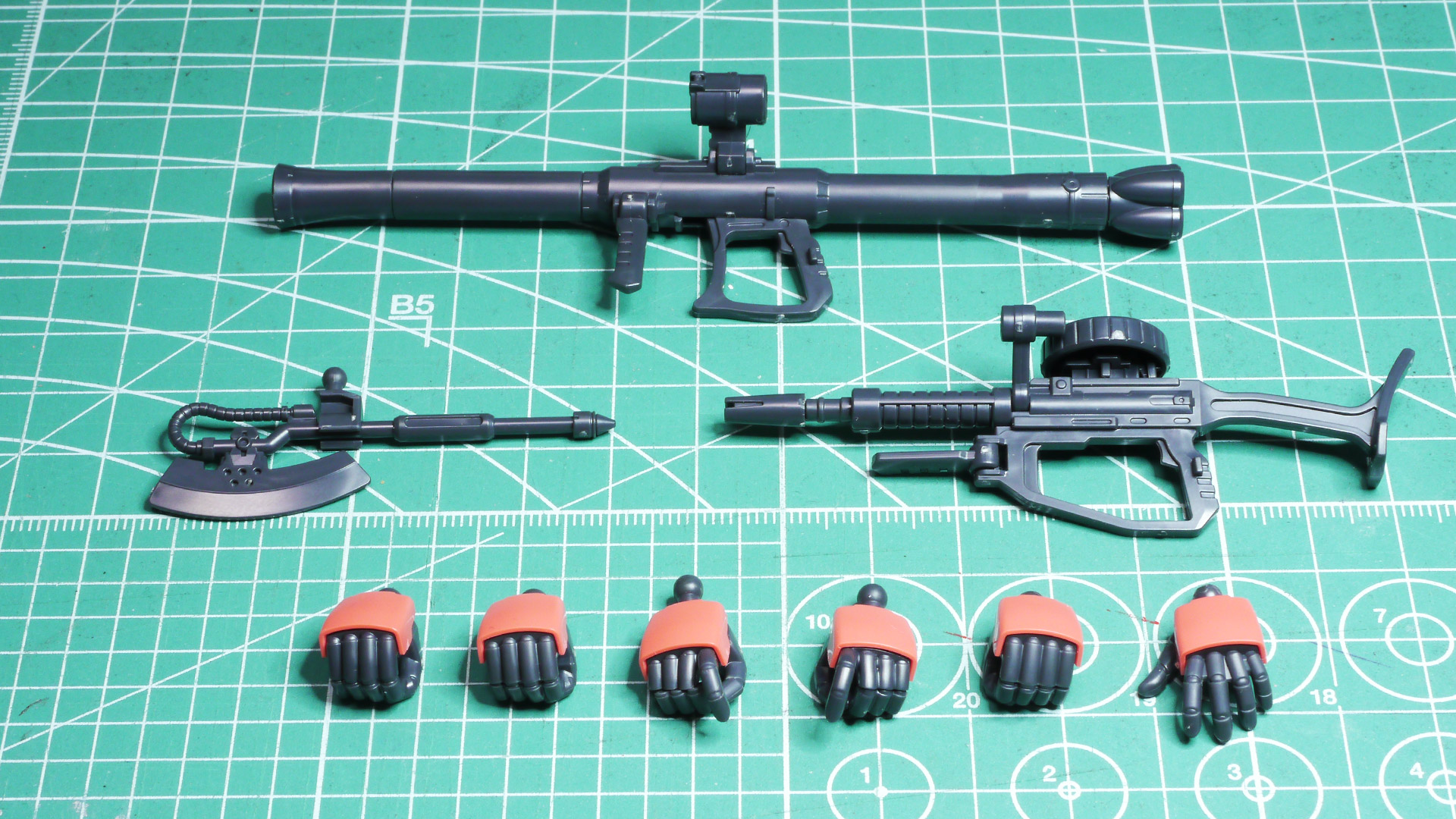 武器はザクマシンガンとザクバズーカ、ヒートホークです。この武器ランナーは他のガンプラと共用なのでお持ちの方もいらっしゃるかも？合わせてハンドパーツは6つと豊富です。右手の握りこぶしは2個になってます。