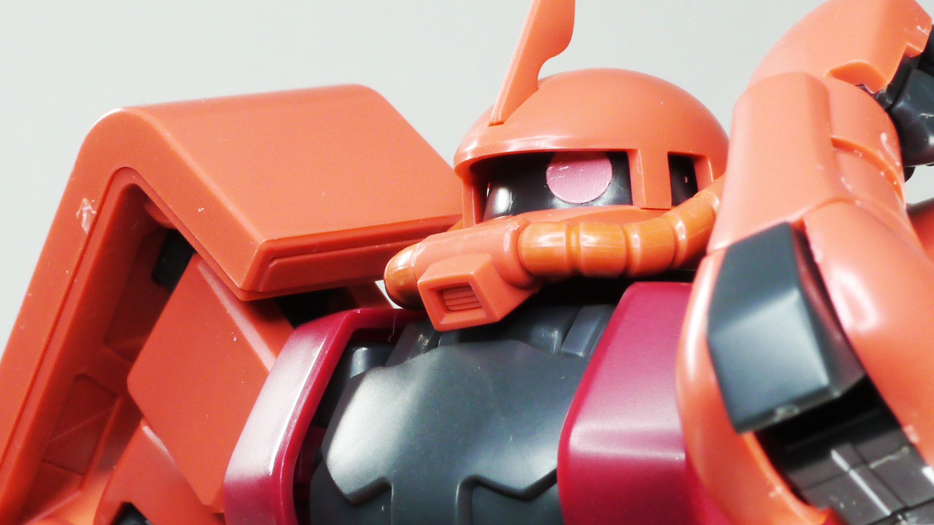 PS素材でもTPE素材に負けないくらい脚が上げられました。その分フロントアーマーはポロリしやすいので注意が必要です。素材でパーツのツヤが違うので気になる人は水性のつや消しクリアで整えると一段とカッコよくなりそうです